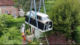 Povestea inginerului care a construit timp de 40 de ani cabina unui bombardier Lancaster
