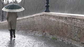 Prognoza meteo, 2 aprilie. Vreme &icirc;nchisă, ploi &icirc;n aproape toată țara și ninsori la munte