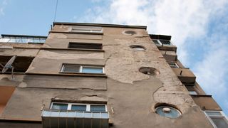 Ce trebuie să faci dacă vecinul &icirc;ți inundă apartamentul și nu are asigurare. Calea legală rapidă prin asociația de proprietari.