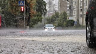 Vremea se schimbă &icirc;n weekend. Ploi torențiale, v&acirc;nt puternic și instabilitate atmosferică