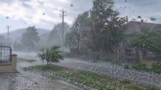 Rom&acirc;nia trece de la caniculă la furtuni. Aproape toată țara intră sub Cod galben