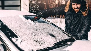 Butonul de pe telecomanda mașinii care &icirc;ți face viața mai ușoară &icirc;n fiecare dimineață de iarnă