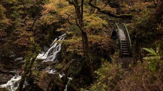 Blestemul „Podului Dracului” de la Soveja. Povestea generalului dispărut care încă dă ordine din ceață