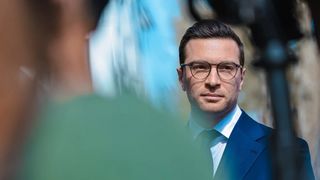 Jordan Bardella, liderul partidului Adunarea Națională, relație neașteptată cu o femeie cu &bdquo;s&acirc;nge albastru&rdquo;