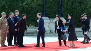 Gafele lui Nicușor Dan, transpuse &icirc;n versuri: Ca voievod &icirc;n cartea de istorie ești doar Mămăliguță cel Viteaz