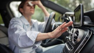 Lumina misterioasă de pe bord. Pericol ascuns pentru șoferi și mașină