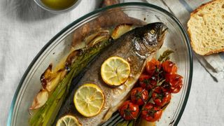 Macrou la cuptor cu legume. Un prânz rapid, sănătos și ideal pentru întreaga familie