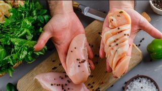 Se spală sau nu carnea &icirc;nainte de gătire. Ce spun regulile de siguranță alimentară