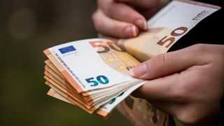 Ce se &icirc;nt&acirc;mplă cu numerarul. Bancnotele euro trec printr-o schimbare majoră