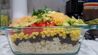 Apă &icirc;n caserola cu salată, după c&acirc;teva ore la frigider. De unde provine și cum poate fi redusă