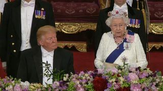Donald Trump a primit o lecție neașteptată de la regina Elisabeta a II-a. Acum s-a aflat totul