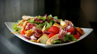 Mitul salatei de vară. Este periculos să combini roșiile și castraveții? Ce spun, de fapt, specialiștii