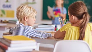 Alocația pentru copii ar putea scădea la 100 de lei. Parlamentarii propun o bursă de prezență de 250 de lei