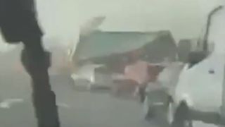 Camioane răsturnate de furtună &icirc;n Franța. Imagini apocaliptice de pe o autostradă