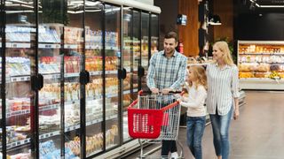 Coșul rom&acirc;nului devine tot mai ușor. Cu aceeași bani, cumpărăm mai puțin dec&acirc;t &icirc;n urmă cu doi ani