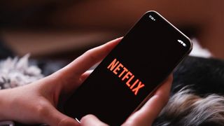 Serialul de pe Netflix care e &icirc;n topuri. Mulți l-au văzut &icirc;n weekend-ul cu Valentine&rsquo;s Day