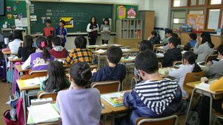 Tavan prăbușit peste elevi, &icirc;ntr-o școală din Rom&acirc;nia