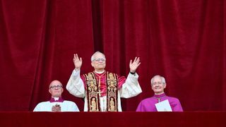 Breșă de securitate la Vatican. Un cardinal, surprins cu telefon mobil &icirc;n timpul votului pentru papă