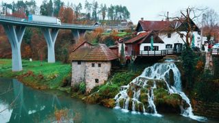 Satul construit pe 23 de cascade care fascinează Europa. Se află aproape de Rom&acirc;nia