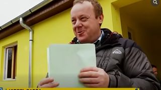 Viorel Pașca are &icirc;n construcție un bloc &icirc;n comuna Holod și 18 case, acum goale. Se declară sărac