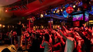 Povestea restaurantului rock care a devenit un fenomen global