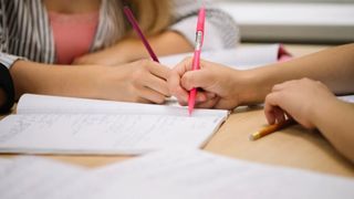 Meditațiile pentru examene, sistemul de &icirc;nvățăm&acirc;nt paralel care &icirc;i sărăcește pe părinți