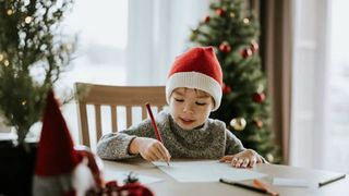Cum să &icirc;ți ajuți copilul să-i scrie lui Moș Crăciun. Trucuri pentru părinți