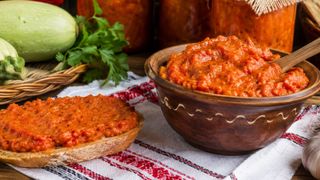 Rețeta de zacuscă de dovlecei pe care să o pregătești vara. Ingredientul care &icirc;i dă un gust deosebit