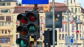 Regula de la semafor care &icirc;i pune &icirc;n dificultate pe șoferii uituci. Pot fi amendați pe loc