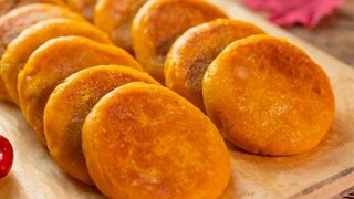 Plăcinte ardelenești cu varză călită și boia. Rețeta pe care merită să o &icirc;ncerci &icirc;n Postul Mare