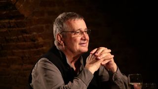 Casa lui Mircea Dinescu din Cetate a ars &icirc;n totalitate. Poliția investighează o posibilă incendiere intenționată