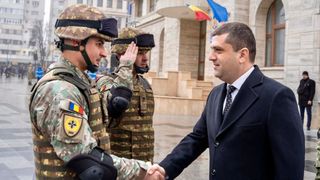 Ce se &icirc;nt&acirc;mplă cu pensiile și salariile militarilor. Precizări făcute de ministrul Apărării, după anunțul lui Ilie Bolojan