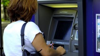 Bancomatele ar putea elimina una dintre cele mai enervante limite la retrageri