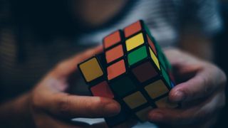 Cum a devenit un cub inventat pentru matematici superioare cea mai populară jucărie din lume