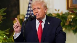 Macron, ridiculizat de Trump: &bdquo;E maltratat de soția sa și abia se recuperează&rdquo;