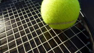 Englezii, &icirc;ndemnați să pună mingi de tenis &icirc;n uscătoarele de rufe. Ajută contra unei boli fără leac