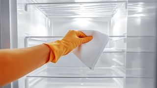 Cum dezgheți frigiderul &icirc;n mod corect și de ce este important să &icirc;l cureți &icirc;nainte de sezonul rece