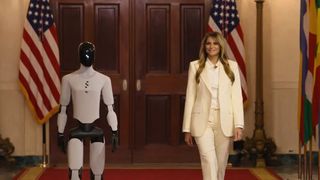 Melania Trump, la braț cu un robot revoluționar. Ce știe să facă &bdquo;mașina&rdquo; cu care l-a &icirc;nlocuit pe președintele SUA