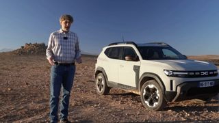 Noul model Dacia Duster stârnește admirația pasionaților auto. Un jurnalist din Olanda, fascinat de mașină