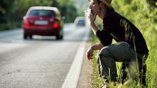 Amendă pentru fumatul la volan? Ce spune, de fapt, Codul rutier și c&acirc;nd pot fi sancționați șoferii