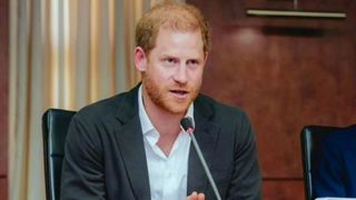 Prințul Harry pozează &icirc;n nemulțumit și &icirc;ncearcă să capteaze din nou atenția publică