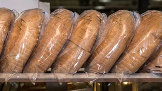 De ce p&acirc;inea depozitată &icirc;n frigider &icirc;și pierde rapid textura, gustul și prospețimea