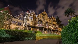 Casa cu 160 de camere și scări care nu duc nicăieri. Cea mai bizară clădire din lume a fost construită timp de 38 de ani