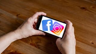 Cum poți afla cine &icirc;ți urmărește &icirc;n secret contul de Facebook și Instagram