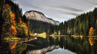 Legenda uitată a Miresei din Lacul Roșu. Povestea rareori spusă despre tânăra care s-a aruncat în apă pentru a scăpa de un tâlhar