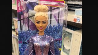 Barbie, &icirc;n centrul unui scandal neașteptat. Ce au observat cumpărătorii pe ambalaj