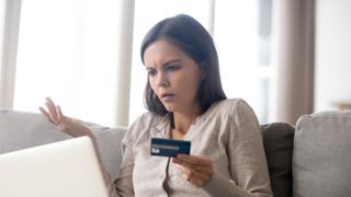 Fraudele online, &icirc;n creștere. Cum &icirc;ncearcă escrocii să fure bani prin site-uri false. Sfaturile DNSC