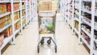 Coșul de cumpăraturi, mai gol înainte de Sărbători. Cât plătesc românii pentru a avea strictul necesar pe masa de Crăciun