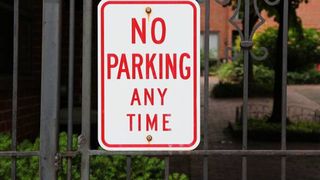 Șoferii se vor gândi de două ori când vor decide unde își lasă mașina. Amenda le golește buzunarele