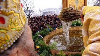 Obiceiuri și tradiții de Bobotează. Ziua Botezului lui Iisus, c&acirc;nd apele se sfințesc iar răul dispare